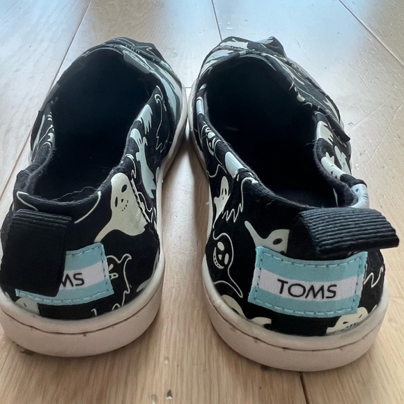 Size 12 Halloween Toms glow in the dark canvas shoes. Ghosts 👻 - Picture 5 of 7